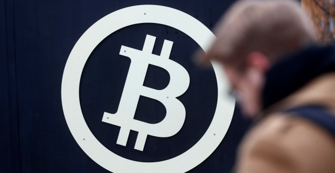 El logo de bitcoin en una feria tecnológica en Riga, la capital de Letonia. REUTERS/Ints Kalnins