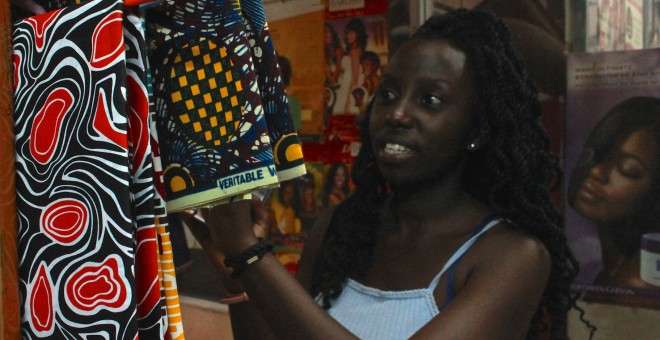 La joven diseñadora, Marianne Isaboke, buscando telas para sus creaciones en uno de los mercados del centro de Nairobi / Pablo L. Orosa