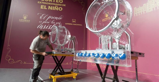 Descarga e instalación de los bombos del Sorteo Extraordinario del Niño, que se celebra en el Centro de Congresos y Exposiciones 'Lienzo Norte' de Ávila. EFE/ Raúl Sanchidrián