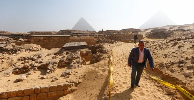 Un hombre camina cerca de las tumbas del Antiguo Imperio farónico  descubiertas en la meseta de Giza en las afueras de El Cairo. REUTERS / Amr Abdallah Dalsh