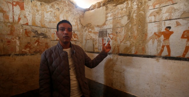 Un guía del Ministerio de Antiguedades egipcio muestra las pinturas de la nueva tumba hallada en la meseta de Giza, en las afueras de El Cairo. REUTERS/Amr Abdallah Dalsh