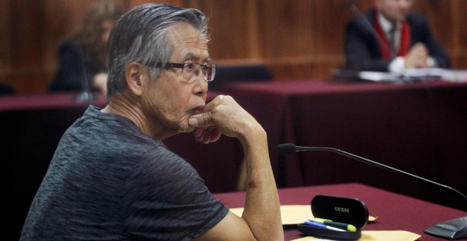 El ex presidente peruano Alberto Fujimori comparece ante el tribunal. / EFE