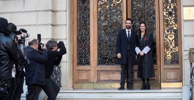 El president del Parlament, Roger Torrent, i la degana del Col·legi d'Advocats de Barcelona, María Eugenia Gay. EFE