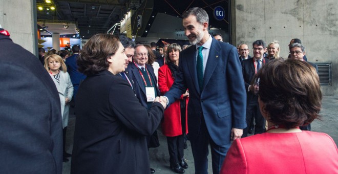 La alcaldesa de Barcelona, Ada Colau, y Felipe VI se saludan en el Mobile World Congress. Febrero de 2018.  AJUNTAMENT BARCELONA