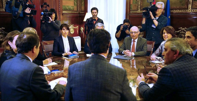 El ministro de Hacienda, Cristóbal Montoro, durante la reunión que ha mantenido con el presidente de la FEMP, Abel Caballero en la sede del Ministerio. EFE/J.P.GANDUL