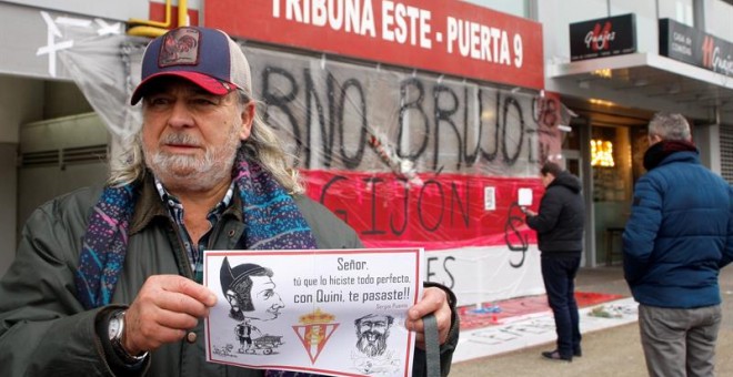 Centenares de aficionados están mostrando su respeto y homenaje al exfutbolista Enrique Castro Quini. /EFE