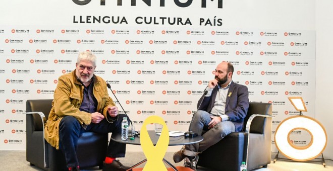 L'escriptor Quim Monzo i el vicepresident d'Òmnium Cultural, Marcel Mauri, en compareixença aquest dimecres, per presentar el Premi d'Honor de les Lletres Catalanes atorgat a Monzó. Òmnium Cultural.