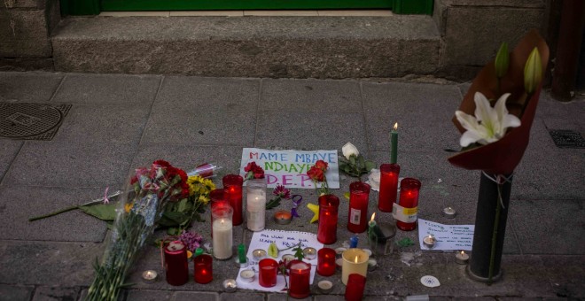 Velas y Flores en memoria de Mame Mbaye, el mantero senegalés que falleció ayer en el barrio de Lavapiés, Madrid.-JAIRO VARGAS