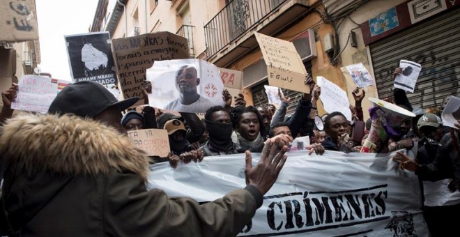 Concentración en la plaza de Nelson Mandela, en el barrio madrileño de Lavapiés, para protestar por la muerte del mantero senegalés Mmame Mbage. EFE/Luca Piergiovanni