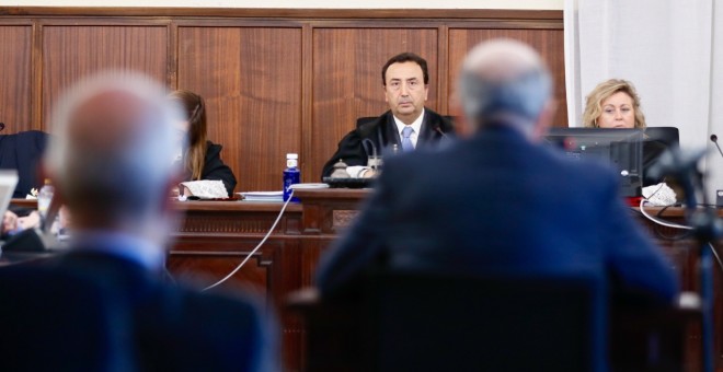 El magistrado que preside el tribunal del juicio de los ERE, Juan Antonio Calle, durante la declaración de Gaspar Zarrías. EFE/Jose Manuel Vidal
