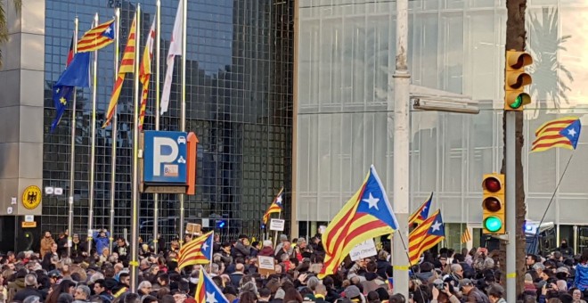 La bandera espanyola ha estat substituïda per la senyera estelada davant el Consolat / Àngel Ferrero