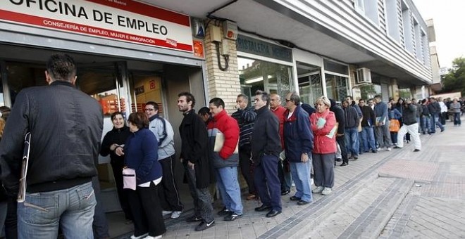 FIla de desempleados frente a la oficina del INEM. EFE/Archivo