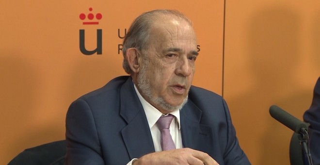 El catedrático Enrique Álvarez Conde durante una rueda de prensa - EUROPA PRESS