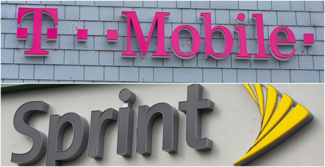 Los logos de las operadoras de móvil Sprint y T-Mobile en Nueva York. EFE