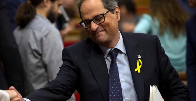 El candidato Quim Torra de JxCat , recibe el aplauso de sus compañeros tras su discurso de investidura en el pleno del Parlament./EFE