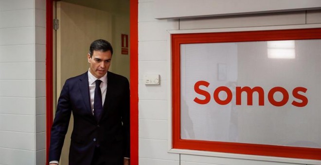 El líder del PSOE, Pedro Sánchez, a su llegada a la rueda de prensa ofrecida en la sede del partido. - EFE