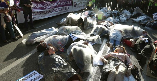 Un momento de la manifestación del movimiento feminista por el 'Incumplimiento del pacto de estado contra la violencia de género', esta tarde en Madrid. EFE