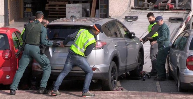 17/05/2018.- Fotografía facilitada por la Guardia Civil, de varios efectivos que, en el marco de la operación 'Zerga', incautan esta mañana en el polígono industrial Beurko de Barakaldo (Vizcaya), un vehículo Toyota RAV4 propiedad de uno de los condenados