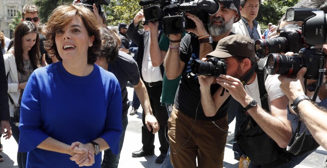 La exvicepresidenta del Gobierno Soraya Sáenz de Santamaría, ha anunciado a los medios de comunicación, en la Puerta de los Leones del Congreso, que va a presentar su candidatura para presidir el Partido Popular. EFE/Chema Moya