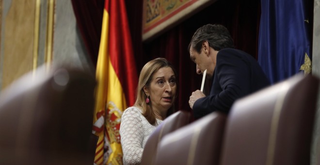 La presidenta del Congreso, Ana Pastor, conversa con el portavoz del PP, Rafael Hernando, durante la sesión de control al Gobierno, en el Congreso de los Diputados. EFE/Javier Lizón