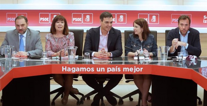 El presidente del Gobierno, Pedro Sánchez (c), acompañado de los miembros del PSOE José Luis Ábalos, Cristina Narbona, Adriana Lastra y Óscar Puente (i a d), durante la reunión de la Comisión Permanente de la Ejecutiva del partido