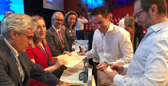 Fotos del momento del sorteo para decidir que candidato habla primero ante los compromisarios del PP./PÚBLICO