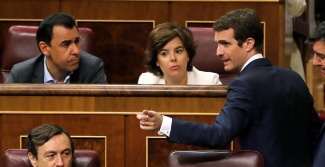 El presidente del PP, Pablo Casado, se dirige a la exvicepresidenta del Gobierno, Soraya Saénz de Santamaría, y a los diputados Rafael Hernando y Fernando Martínez Maillo, en el Congreso de los Diputados./EFE