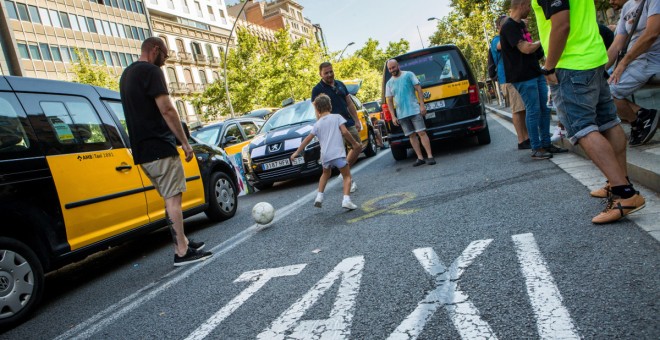 Taxistes de Barcelona bloquegen el trànsit al centre de la ciutat aquest dilluns, en el sisè dia de vaga del sector. / EFE/ Enric Fontcuberta.