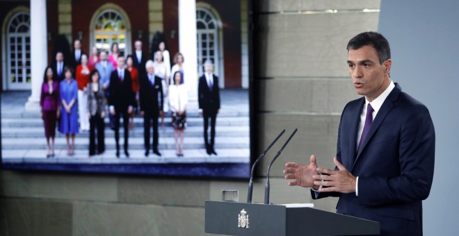 El presidente del Gobierno, Pedro Sánchez, hace balance de su gestión en el Ejecutiv, dos meses después de llegar al Palacio de la Moncloa. EFE/Emilio Naranjo