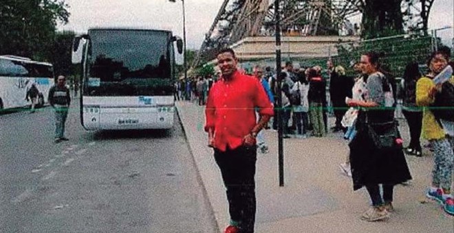 el terrorista Omar Hichamy fotografiandose en la Torre Eiffel.