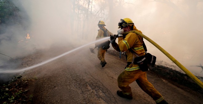 Bomberos combatiendo el incendio 'Medocino Complex' de California / Reuters