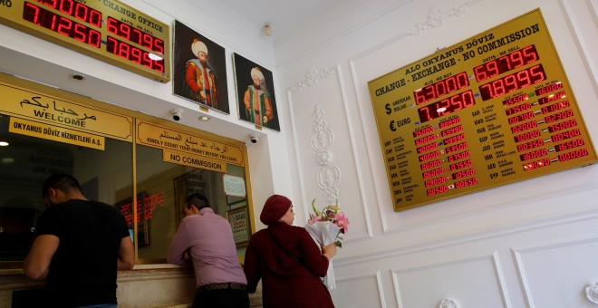 Varias personas en una oficina de cambio de moneda en Estambul. REUTERS/Murad Sezer