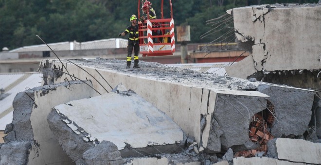 Trabajadores remueven los escombros del puente que se derrumbó este martes en Génova (Italia)  que por el momento ha causado 38 muertos, al menos tres de ellos menores, y 15 heridos. EFE/LUCA ZENNARO