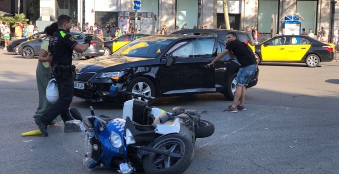 Un vehicle atropella una moto d'un agent de la Guàrdia Urbana a Barcelona l'11 d'agost.
