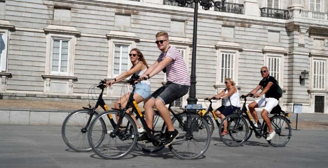 Un grupo de turistas pasea en bicicleta por el centro de Madrid. (REUTERS)