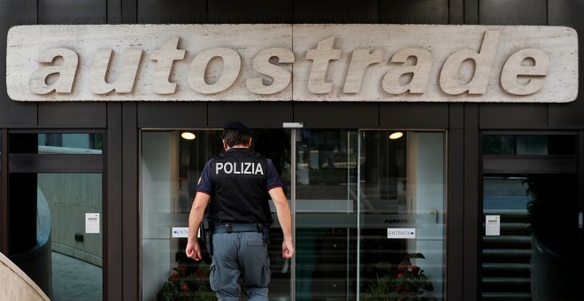 Un policía entra en la sede del concesionario de autopistas Autostrade per l'Italia, en Roma. REUTERS/Alessandro Bianchi