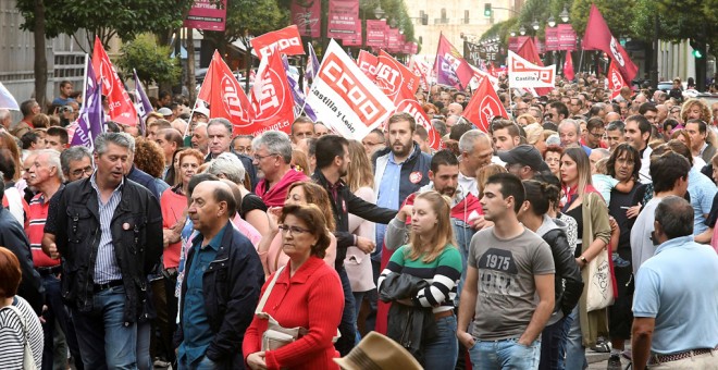 Vista de la multitudinaria manifestación convocada por los sindicatos UGT, CC.OO y CGT por el centro de León, para exigir la continuidad de la planta de componentes eólicos que la multinacional Vestas tiene en el municipio leonés de Villadangos del Páramo