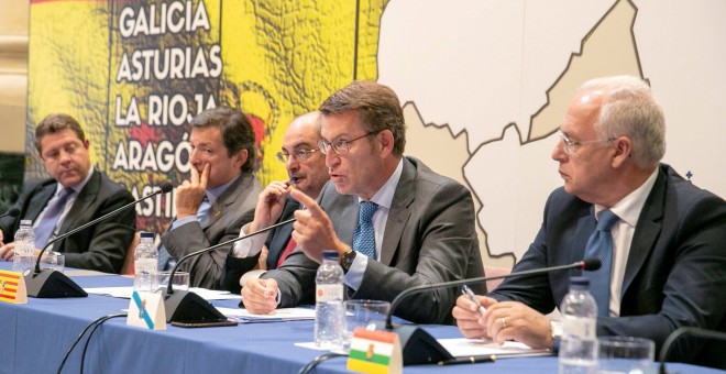 Emiliano García Page (Castyilla-La Mancha), Javier Ferández (Asturias), Javier Lambán (Aragón), Alberto Núñez Feijo (Galicia) y José Ignacio Ceniceros (La Rioja), tras la reunión que han mantenido en Zaragoza para analizar cuestiones como la reforma de la