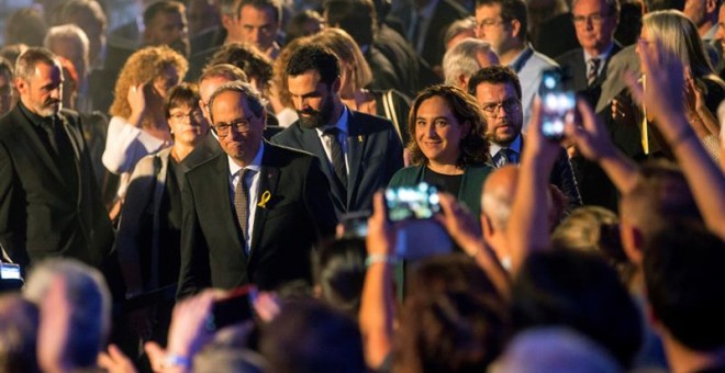 El presidente de la Generalitat Quim Torra (i), junto a la alcaldesa de Barcelona, Ada Colau (d) participa en el acto institucional con motivo de la Diada en el Palau de la Generalitat. /EFE