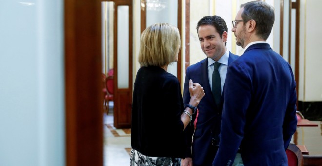 Teodoro García Egea, secretario general del PP, Javier Maroto, vicesecretario de organización, y María Dolores de Cospedal, en el Congreso de los Diputados tras el pleno. EFE/Emilio Naranjo