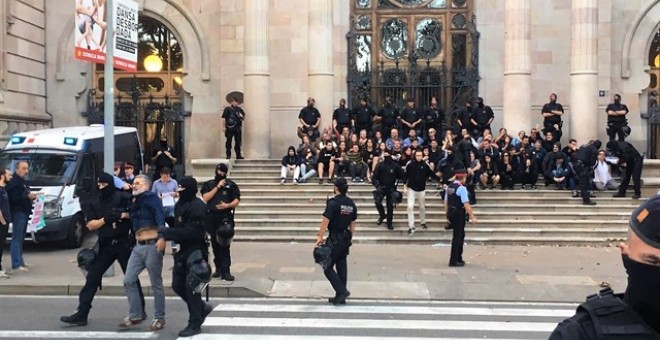 Los Mossos desalojan la manifestación frente al TSJC. EUROPA PRESS