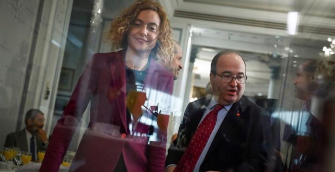 El primer secretari del PSC, Miquel Iceta (d), intervé en un esmorzar informatiu del Foro Nueva Economía, en el que és presentat per la ministra de Política Territorial i Funció Pública, Meritxell Batet (i). EFE/ Emilio Naranjo