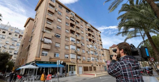 Vista del edificio de la calle Huerto Manu de Murcia, desde donde una mujer de 37 años se ha tirado desde un sexto piso con su hijo de 4 años en brazos. /EFE