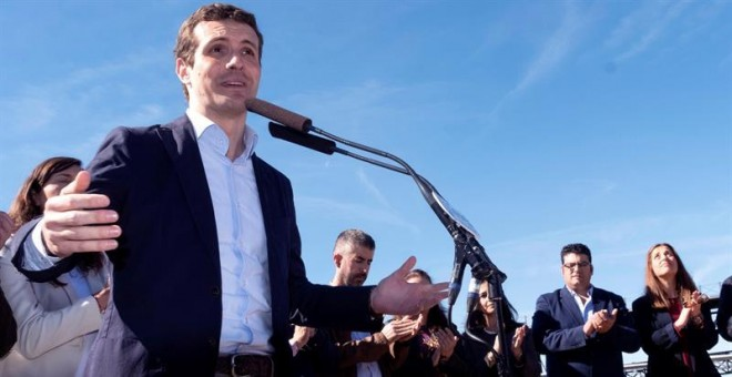 El presidente del PP, Pablo Casado, durante su intervención en un acto celebrado hoy con militantes en el Paseo de la Ría de Huelva. EFE/Julián Pérez