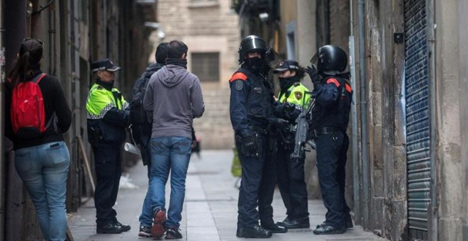 Agents dels Mossos d'Esquadra i de la Guàrdia durant l'operació contra els narcopisos del Raval desplegada la setmana passada. EFE / Quique García