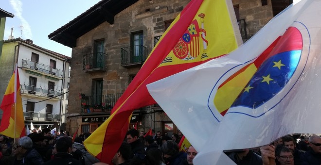 Manifestantes ondean banderas de España en el acto de España Ciudadana en Altsasu./ DANILO ALBIN