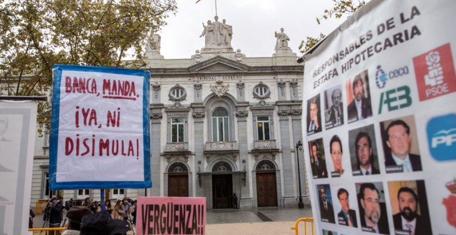 Grupos de personas se concentran ante la sede del Tribunal Supremo que resuelve sobre la sentencia que atribuía a la banca el pago del impuesto de las hipotecas . EFE/Rodrigo Jimenez