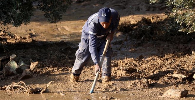 Búsqueda de la niña desaparecida en Madaba tras las inundaciones en Jordania. / EFE