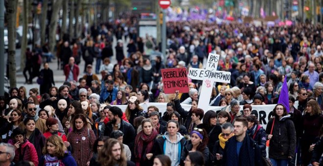 Participantes en la manifestación convocada por la entidad Noviembre Feminista con motivo del Día Internacional para la Eliminación de la Violencia contra las Mujeres. EFE/Marta Pérez