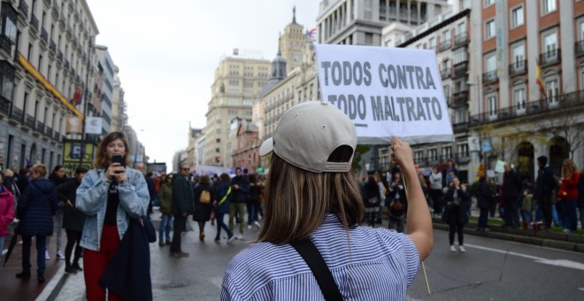 Una de las participantes se hace una foto con su pancarta en mitad de la manifestación, en el centro de la capital - Arancha Ríos